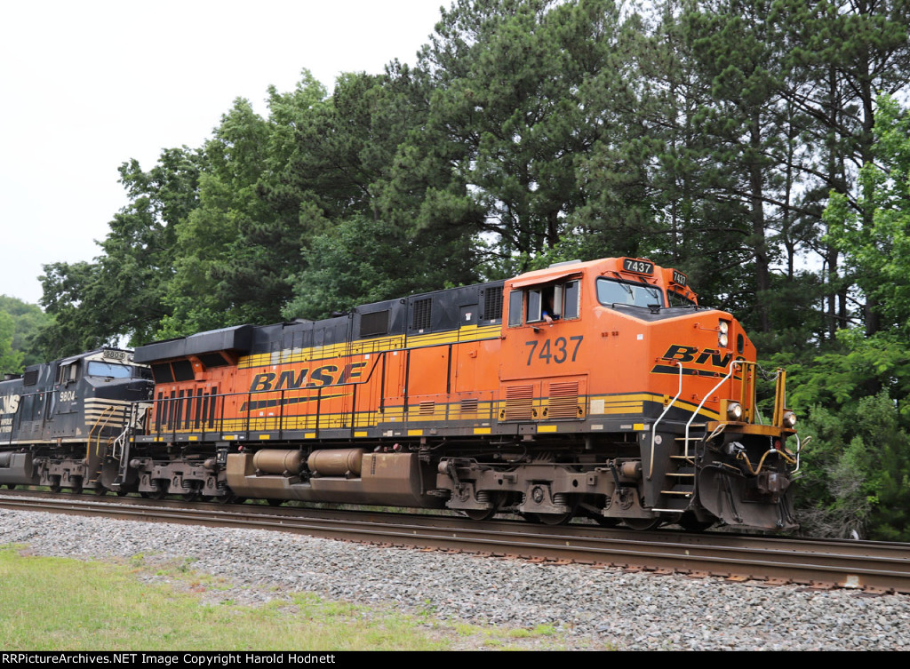 BNSF 7437 leads NS train 350 northbound